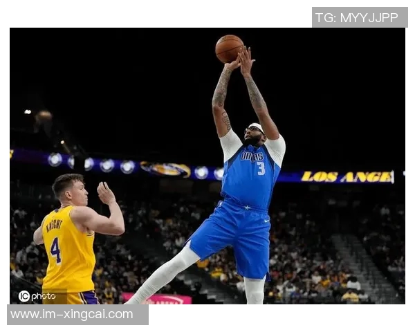 浓眉调侃弗拉格未能三双抢板成功展现团队默契与竞争精神