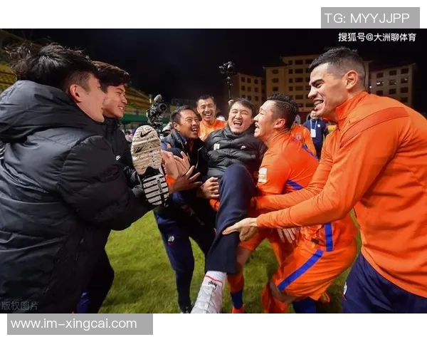 塞尔维亚教练团队深入绿军学习提升球员服务与教练协作效率