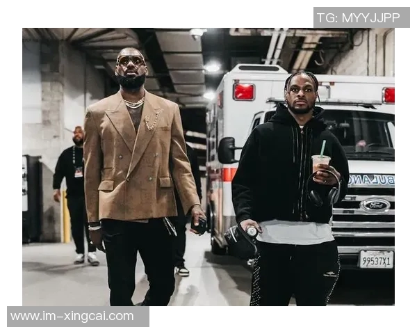 布朗尼调侃里夫斯换备胎经历乡间小路抛锚趣事引发热议 布朗尼调侃里夫斯换备胎经历乡间小路抛锚趣事引发热议